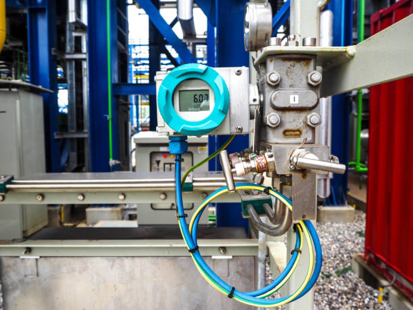 Transmisor de presión en planta industrial — telemetría en tiempo real integrada con SCADA.